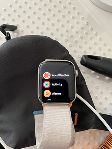 Apple Watch SE 2 44MM GPS Starlight + множество ремешков (5 фото из 5)
