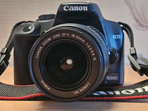 Canon EOS 1000D + 8GB + Charger (3 foto / 3)