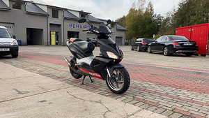 Aprilia sr50r (8 foto / 8)