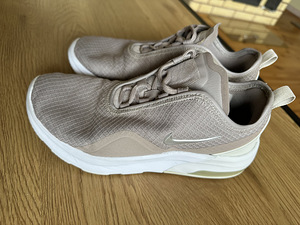 Кроссовки Nike (3 фото из 3)