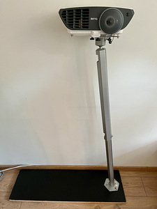 BenQ W700 projektor (toetab 1080i/p) + lae-/põrandastatiiv (3 foto / 3)