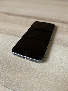 iPhone SE 64 ГБ (2016 г.) (3 фото из 5)