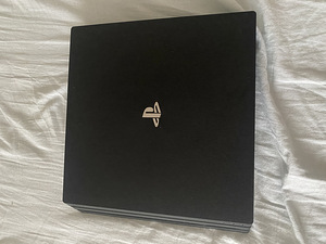 Продаю PlayStation 4 pro 1tb 2 игровых геймпада (1 фото из 3)