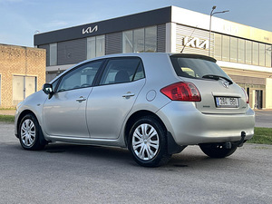 TOYOTA AURIS (6 фото из 11)