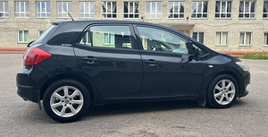 TOYOTA AURIS (5 фото из 10)