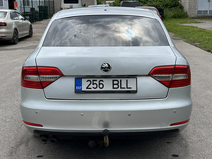 SKODA SUPERB (8 foto / 10)