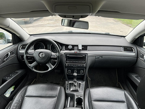 SKODA SUPERB (9 foto / 10)