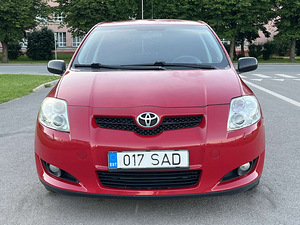 TOYOTA AURIS (3 фото из 11)