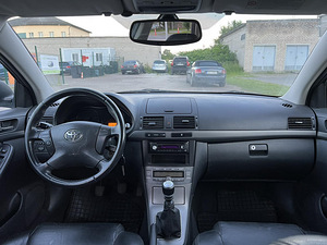 TOYOTA AVENSIS (10 фото из 11)