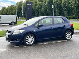 TOYOTA AURIS (1 фото из 10)