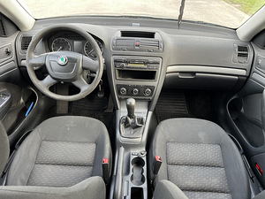 SKODA OCTAVIA (10 foto / 11)