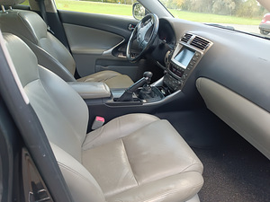 Lexus is 220d (10 фото из 11)