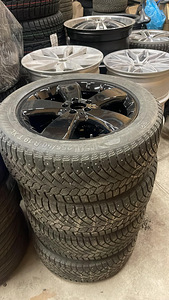 19" läikivmustad valuveljed koos naastrehvidega + suverehvid (1 foto / 3)