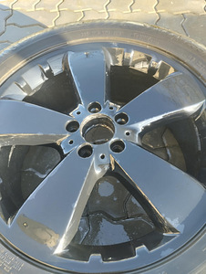 19" läikivmustad valuveljed koos naastrehvidega + suverehvid (3 foto / 3)