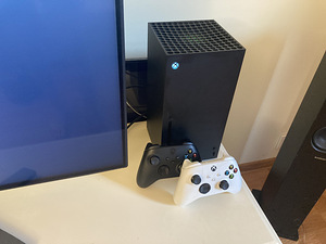 Xbox series x , 2 джойстика + игры (1 фото из 1)