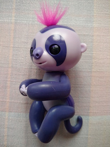 Интерактивная игрушка ленивец Fingerlings Мардж фиолетовый