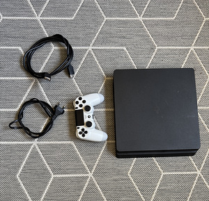 PS4 slim (1 foto / 2)