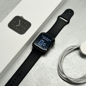 Apple Watch SE (1st Gen) / 44mm / GPS (1 foto / 3)