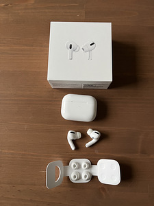 Apple AirPods Pro с чехлом для беспроводной зарядки (1 фото из 6)