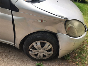 Toyota Yaris (2 foto / 8)