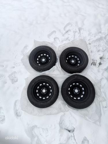 Пластинчатые шины Michelin X-Ice на жестяных дисках Ford 15 дюймов (фото #2)