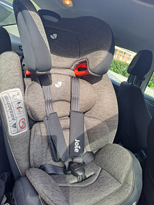 Детское автокресло (2 фото из 3)