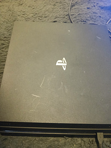 Ps4 pro (2 foto / 4)