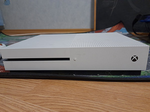 Xbox one S 1TB (3 foto / 4)