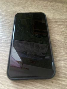 iPhone 11 / 128GB Black (2 foto / 3)