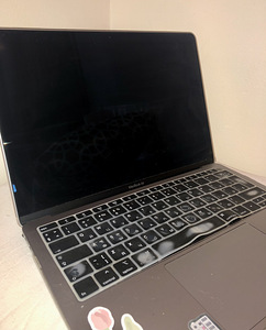 Macbook Air 13” (3 valokuva sivusta 4)