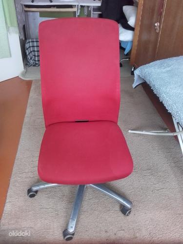 Красный компьютерный стул (фото #2)