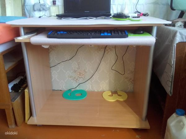 Computer desk with wheels, foot support, and slide-out tray (foto #1)