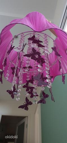 Uus roosa liblikatega lühter tüdrukute toas. (foto #2)