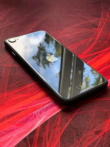 iPhone SE 2020 64GB (1 foto / 8)