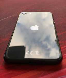 iPhone SE 2020 64GB (2 foto / 8)