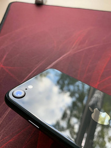 iPhone SE 2020 64GB (6 foto / 8)