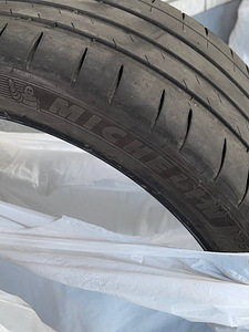 Michelin Pilot Sport 4 (255/35 20R) (2 foto / 9)
