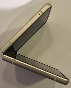 Samsung Z Flip3 128Gb Кремовый (6 фото из 10)