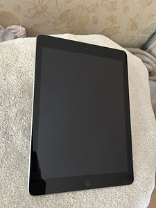 iPad 6th gen 32gb (1 foto / 4)