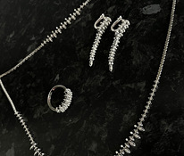 Комплект золота с бриллиантами ( кольцо,серги,ожереля,брас.)