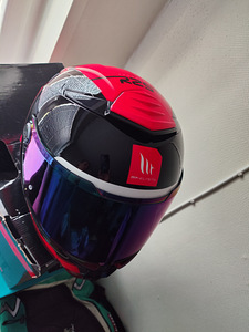 MT Helmets (6 foto / 8)