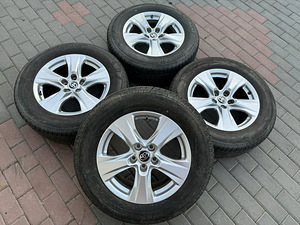Toyota RAV4 veljed rehvidega (1 foto / 8)