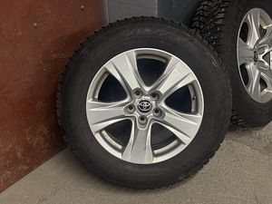 Toyota RAV4 veljed rehvidega (2 foto / 8)