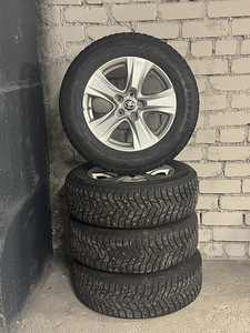 Toyota RAV4 veljed rehvidega (4 foto / 8)