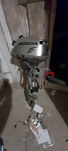 Лодочный мотор Honda (1 фото из 4)