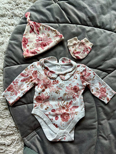 Komplekt, mis sisaldab bodyt, mütsi ja kraapimisriideid (1 foto / 1)