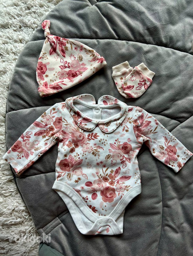 Komplekt, mis sisaldab bodyt, mütsi ja kraapimisriideid