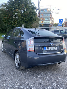 Toyota PRIUS (2 фото из 12)