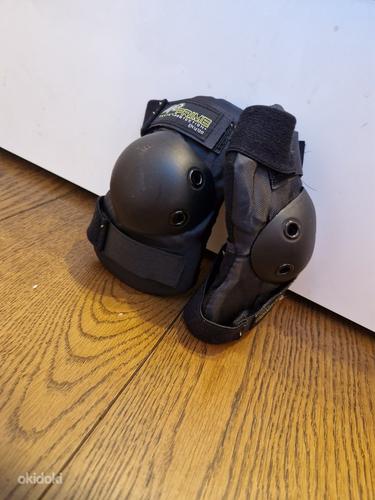 Роликовые коньки с защитным снаряжением и шлемом (фото #5)