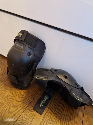 Роликовые коньки с защитным снаряжением и шлемом (фото #6)